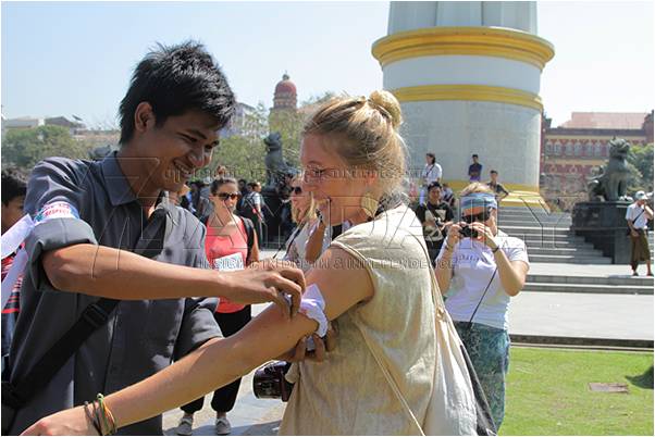 老外也参加白臂章活动 （旭光）