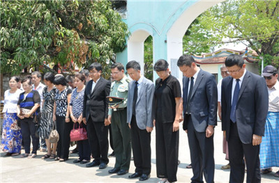 驻缅甸大使杨厚兰率使馆人员祭扫中国远征军纪念碑