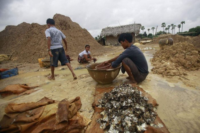 当地居民封锁主要入口要求会见铜矿计划负责人 （华轩）