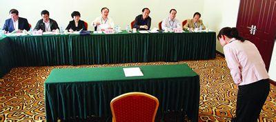 我弯下腰，只为了换一个可以昂起头的机会