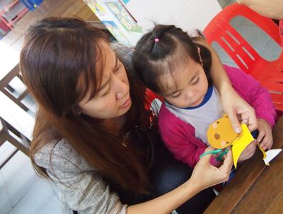 缅华妇协教育中心开展幼儿趣味 “大手小手一起做” 亲子手工制作活动 （唐铭）