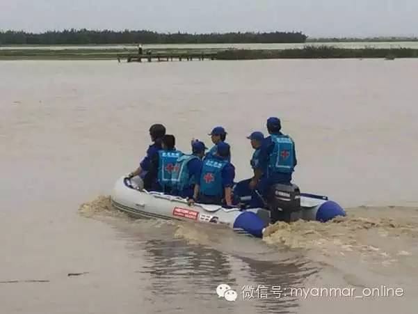 中国蓝天救援队队员深入缅甸若开邦被洪水围困村庄救援