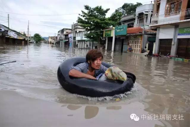 云南德宏向缅甸捐赠100万人民币 救助受灾群众