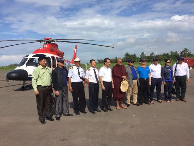 图片新闻：缅甸大和尚乘中信集团直升机巡逻若开灾情