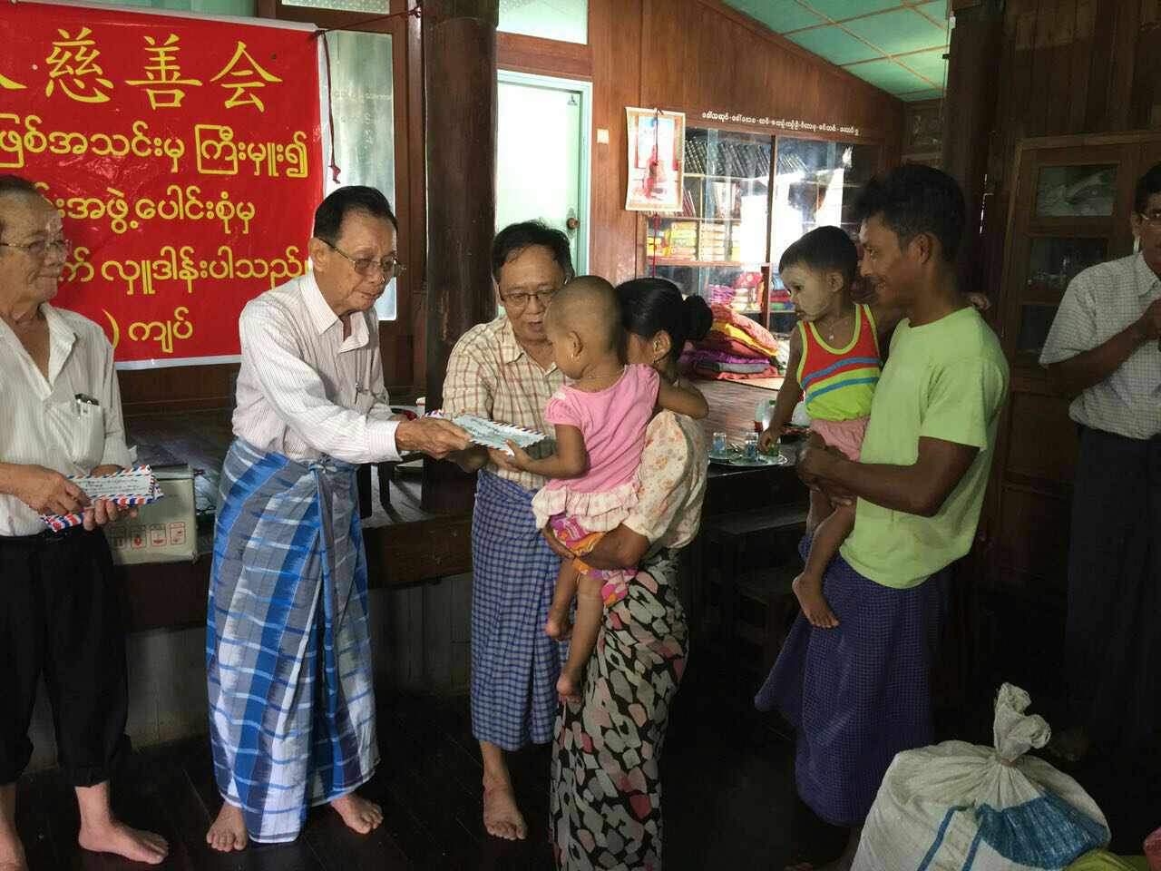 缅甸华侨华人慈善会前往水灾地区“交宫”赈灾（图片新闻）