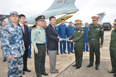 驻缅甸大使洪亮出席中国军机运送援助缅甸救灾物资交接仪式