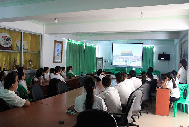 缅甸曼德勒新世纪学校组织教师观看大阅兵（王文波）