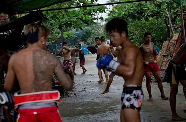 实拍缅甸拳击手的残酷格斗生活