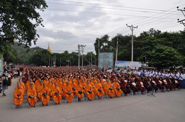 缅甸-泰国万名僧侣布施大会