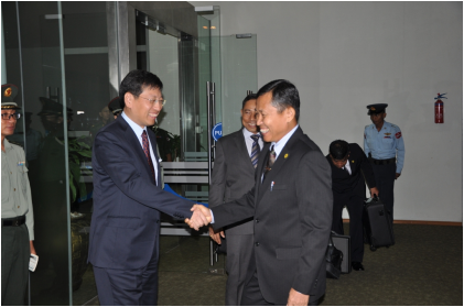 驻缅甸大使洪亮为缅甸国防军副总司令兼陆