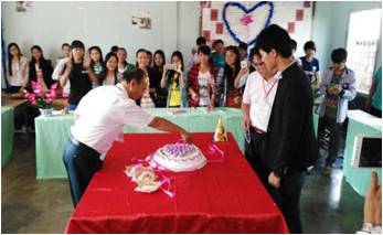 腊戌明德中学初中一、中二年级学生与 授课教师们提前庆祝教师节(腊戌明德学校中一班杨怡悦同学供稿)