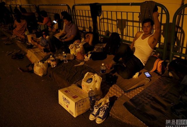 旅新加坡缅甸公民夜宿使馆外 等待提前投票