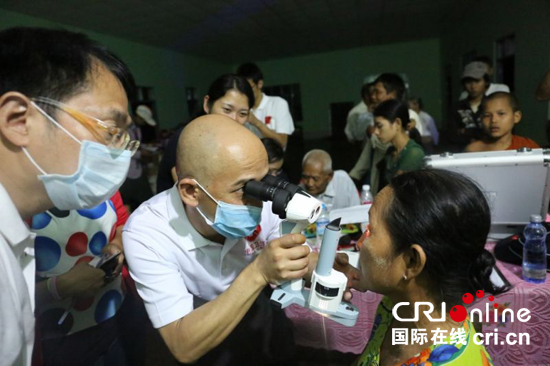 中国卫生防疫专家在缅甸义诊
