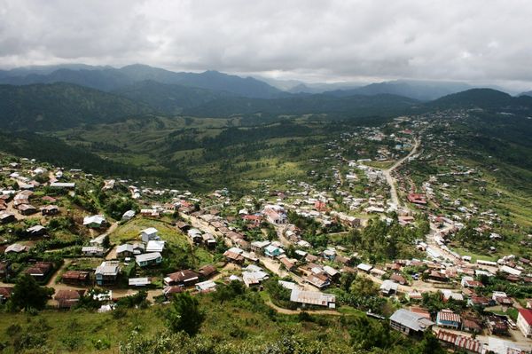 “钦”邦区首府“哈卡”市发生爆炸案致六死七伤 (华轩）