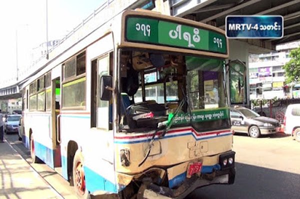 仰光卑谬路上发生八辆汽车连环相撞 （华轩）