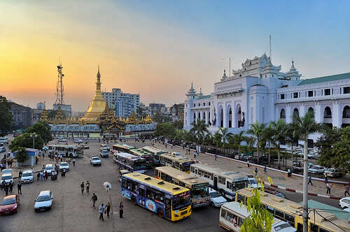 仰光市人口密度每平方英里16000人 （旭光）