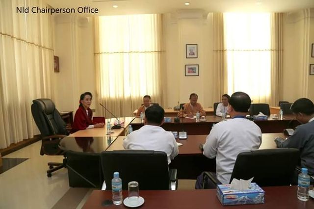 政府与民盟举行有关政权移交首次会谈 （华轩）