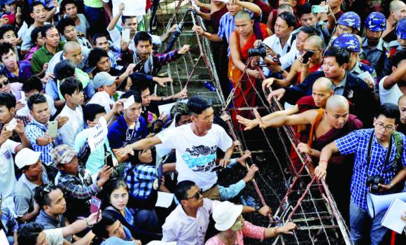 吴耶克闻达法师率僧侣向泰驻缅大使递交抗议信 (华轩）