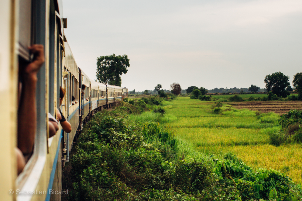 ​中国产新客运列车在缅甸投入运营