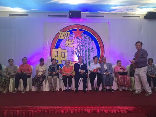 缅甸中华学校校友会举行敬师联欢晚会 （华轩）