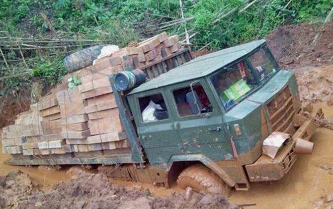 中国退役军车在缅甸丛林大显神武 满载穿越泥潭