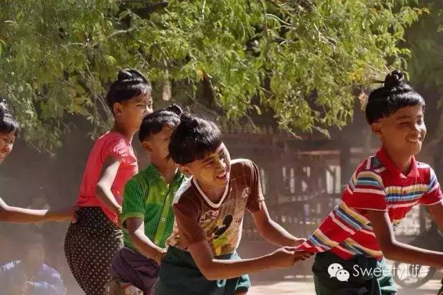 至今还保持着缅族传统髮髻的村民