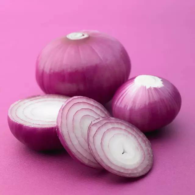 把洋葱放入耳朵一夜 奇效出现了！