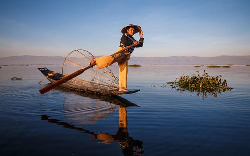 缅甸渔民单腿划船 捕鱼撒网艺术感十足