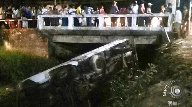 勃生市2辆车相撞坠入河中