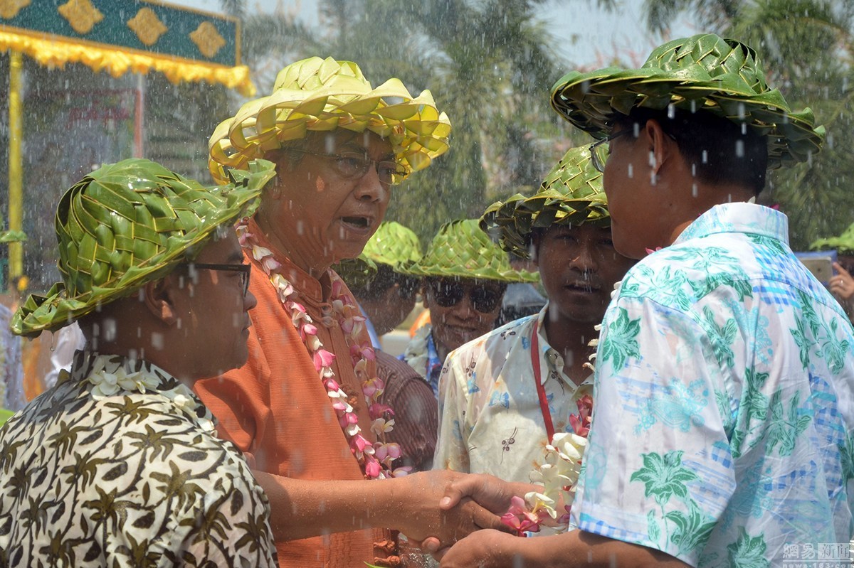 缅甸总统吴廷觉与民众庆祝泼水节迎新年