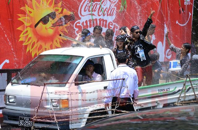 仰光俾路上的泼水看台