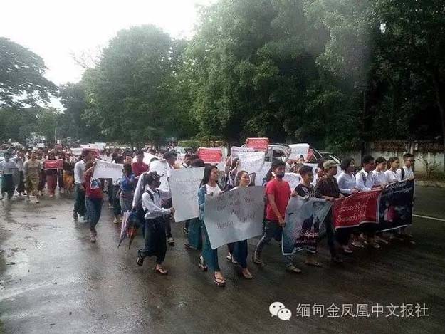 密支那军人击毙当街抢枪“黑帮成员”反遭民众示威 怎么回事儿？