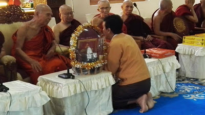 原创：仰光省行政长官吴漂敏登拜会国家僧侣协会大法师聆听教诲