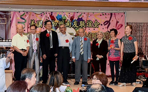 贺《南友》廿二敬师庆宴成功举行（倩兮）