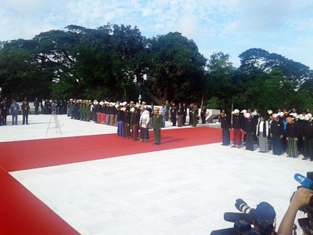 缅甸国防军总参谋长敏昂莱大将出席69周年烈士节向烈士们致敬（图片新闻）