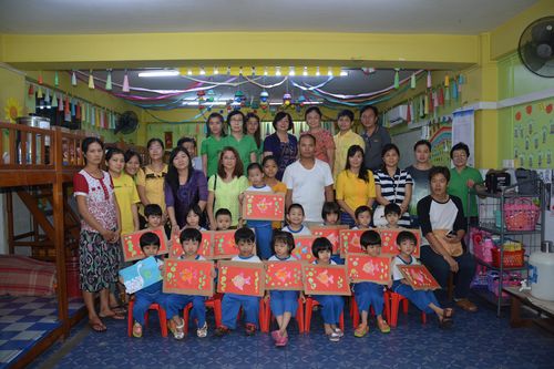 缅华妇协教育中心举行“亲子手工课”