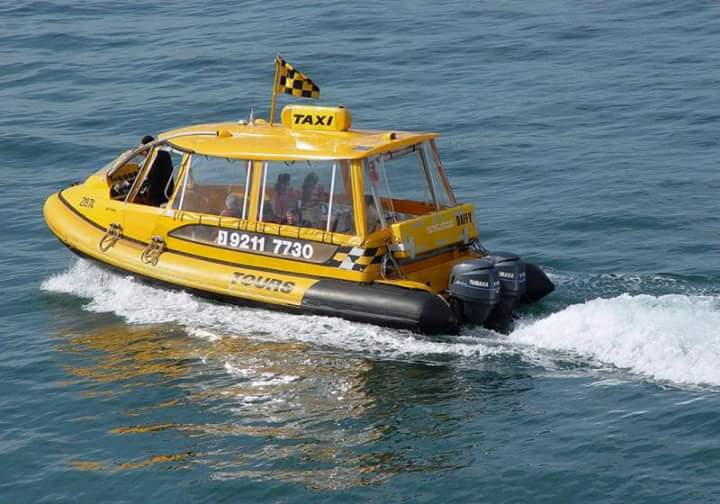 仰光河上拟行驶快艇作为交通工具