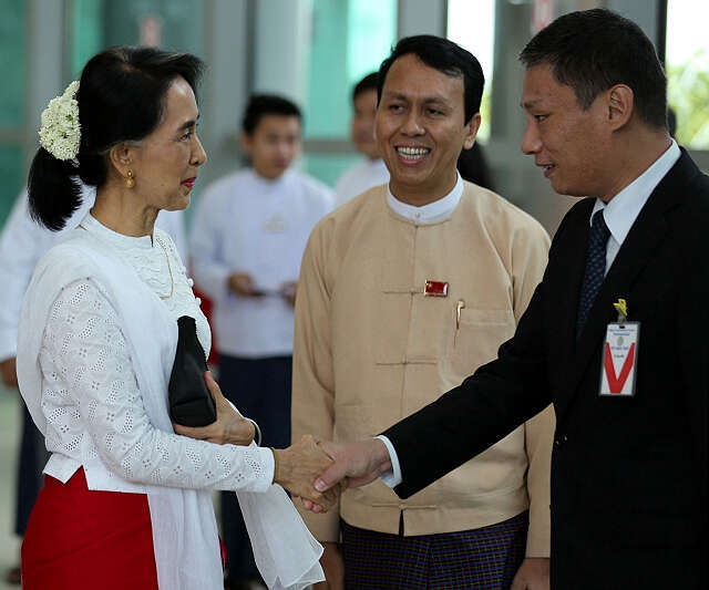 驻缅甸使馆临时代办陈辰为缅甸国务资政杜昂山素季访华送行