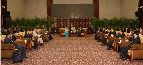 中国云南省委书记等会见昂山素季