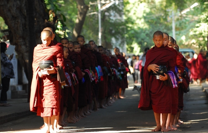缅甸乡间孩童集体出家的盛大仪式