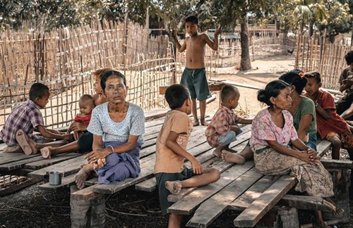 缅甸部落风俗：女性面部纹身标志成年