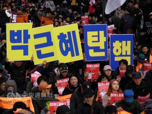 韩国民众举行“烛光集会”，要求朴槿惠下台！