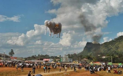 缅甸热气球节 “大象”天上飞