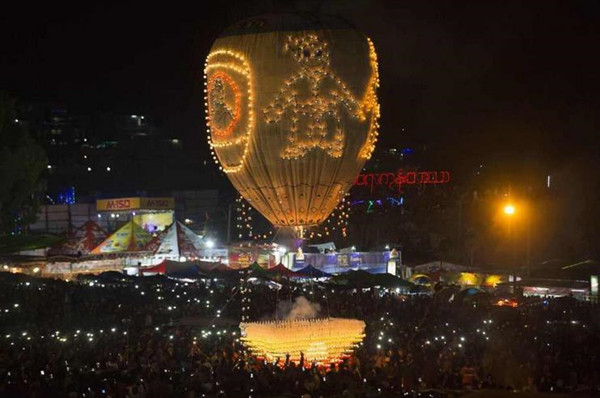 缅甸焰火热气球节 目前已经成功举办了55届