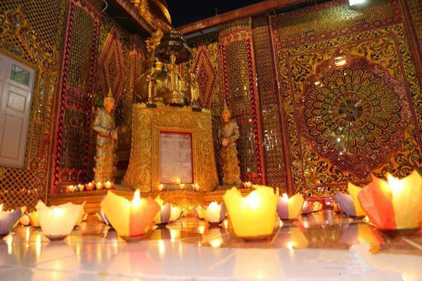 缅甸曼德勒民众点灯庆祝直桑岱节