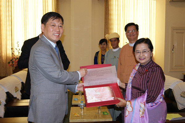 驻缅甸大使洪亮会见缅甸联邦议会人民院副院长吴迪孔妙