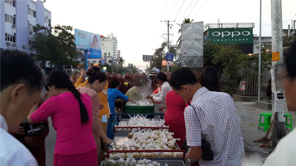 感知缅甸：“偷鸡节”的布施