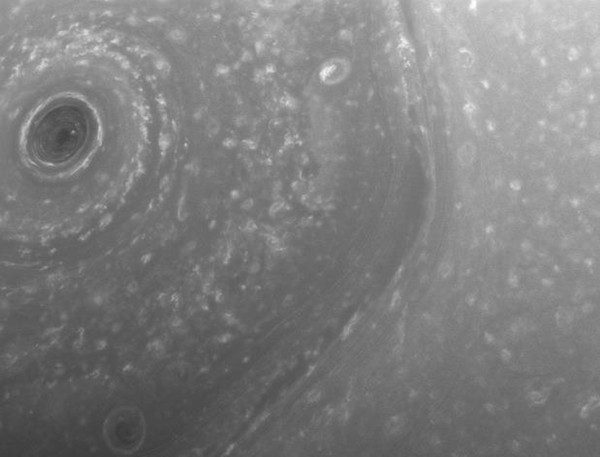 NASA首度曝光探测器所拍土星环照片