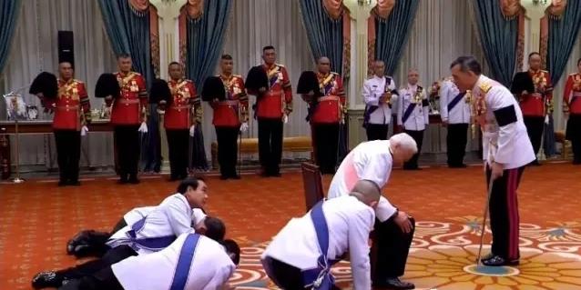 泰国跪拜新国王 泰式大礼跪姿网上爆红！