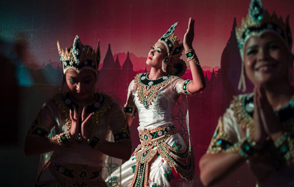 缅甸仰光举行文化节 舞者表演传统舞蹈